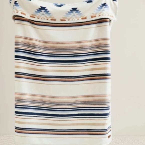 Pendleton Reversible Plush Throw 50 x 70 Savanna Stripe Polyester New - Picture 2 of 4